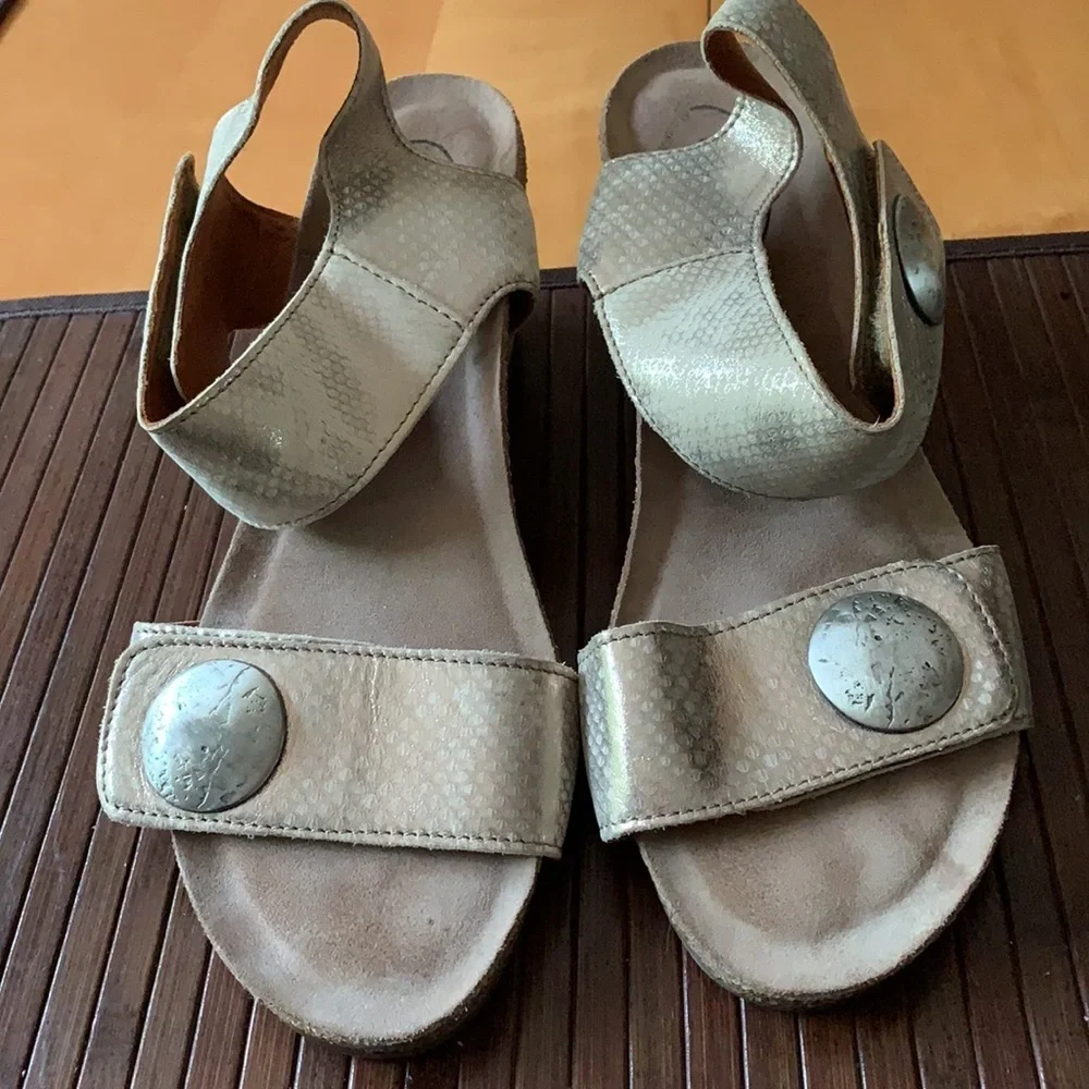 Taos Footwear Silver and Gold Sandals with Wedge Heel - Picture 3 of 11